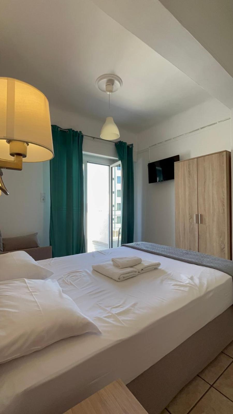 Hotel Ionion พีเรียส ภายนอก รูปภาพ