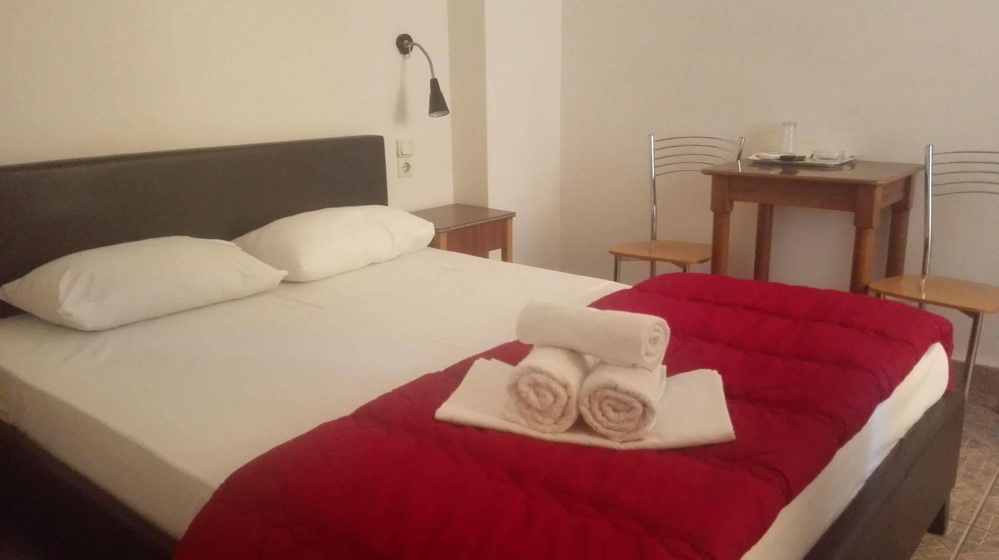 Hotel Ionion พีเรียส ภายนอก รูปภาพ