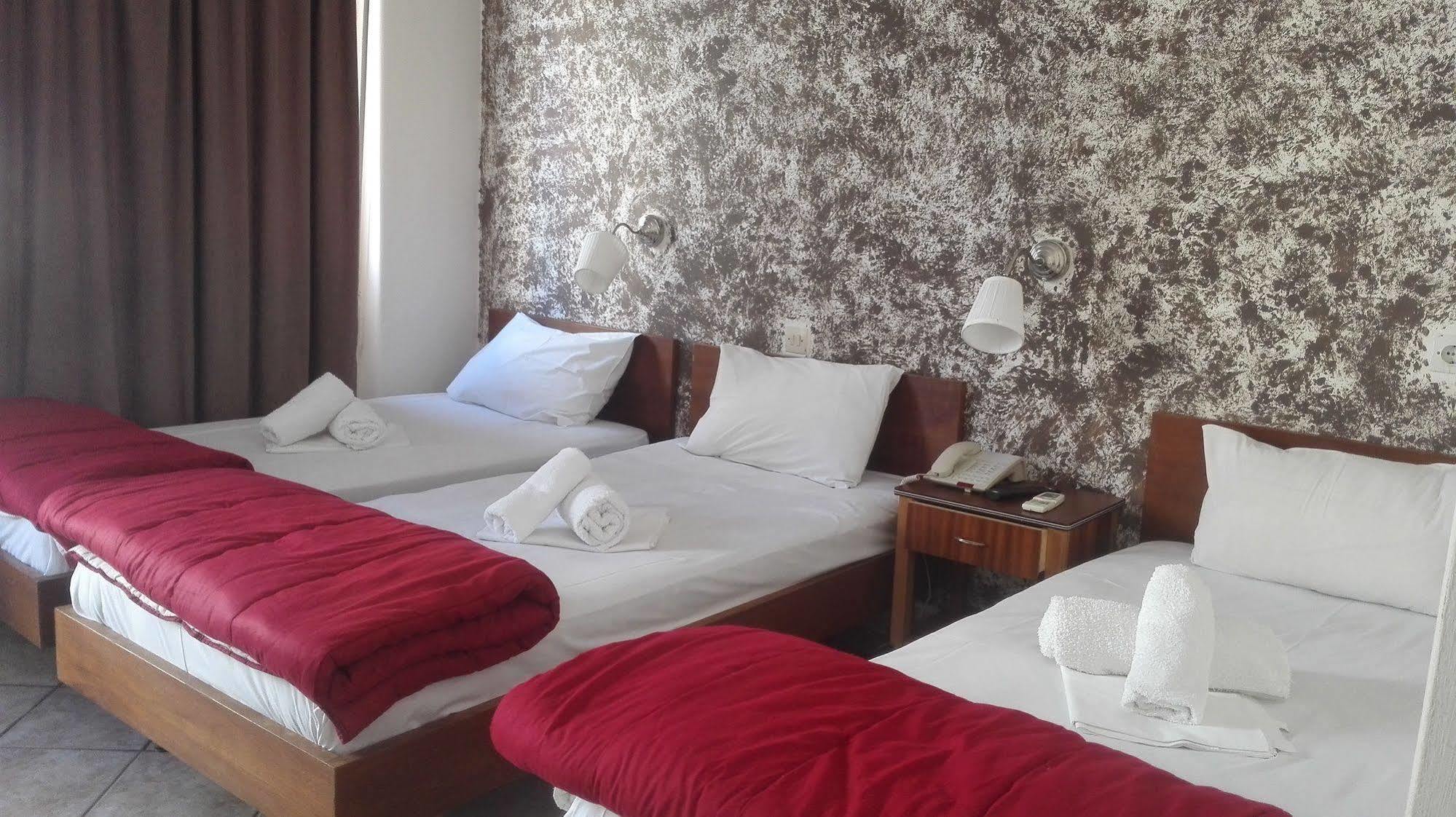 Hotel Ionion พีเรียส ภายนอก รูปภาพ